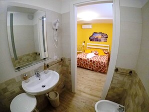 Comfort Double Room | Bathroom | Towels - BB VILLA JASIGA (Fiumicino)