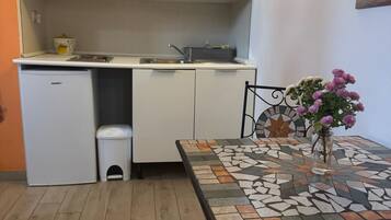 Una scrivania, tende oscuranti, ferro/asse da stiro, Wi-Fi gratuito