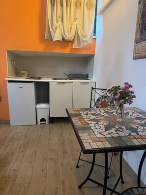 Työpöytä, pimennysverhot, silitysrauta/-lauta, ilmainen Wi-Fi