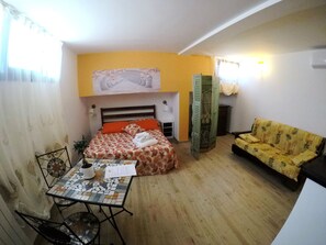 Neljän hengen deluxe-huone | Oleskelualue