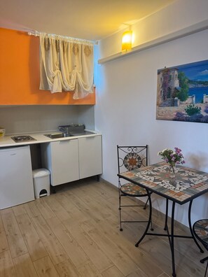 Työpöytä, pimennysverhot, silitysrauta/-lauta, ilmainen Wi-Fi