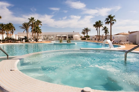 Pool. Sagitario Menorca Mar Apartamentos