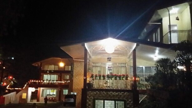 A two-story building with a covered entrance and a balcony with railings. - Nardi-Mar Transient House (Baguio)