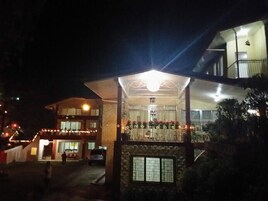 Majoituspaikan julkisivu illalla/yöllä