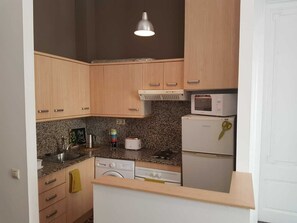 Een koelkast, een microgolfoven, een oven, een kookplaat