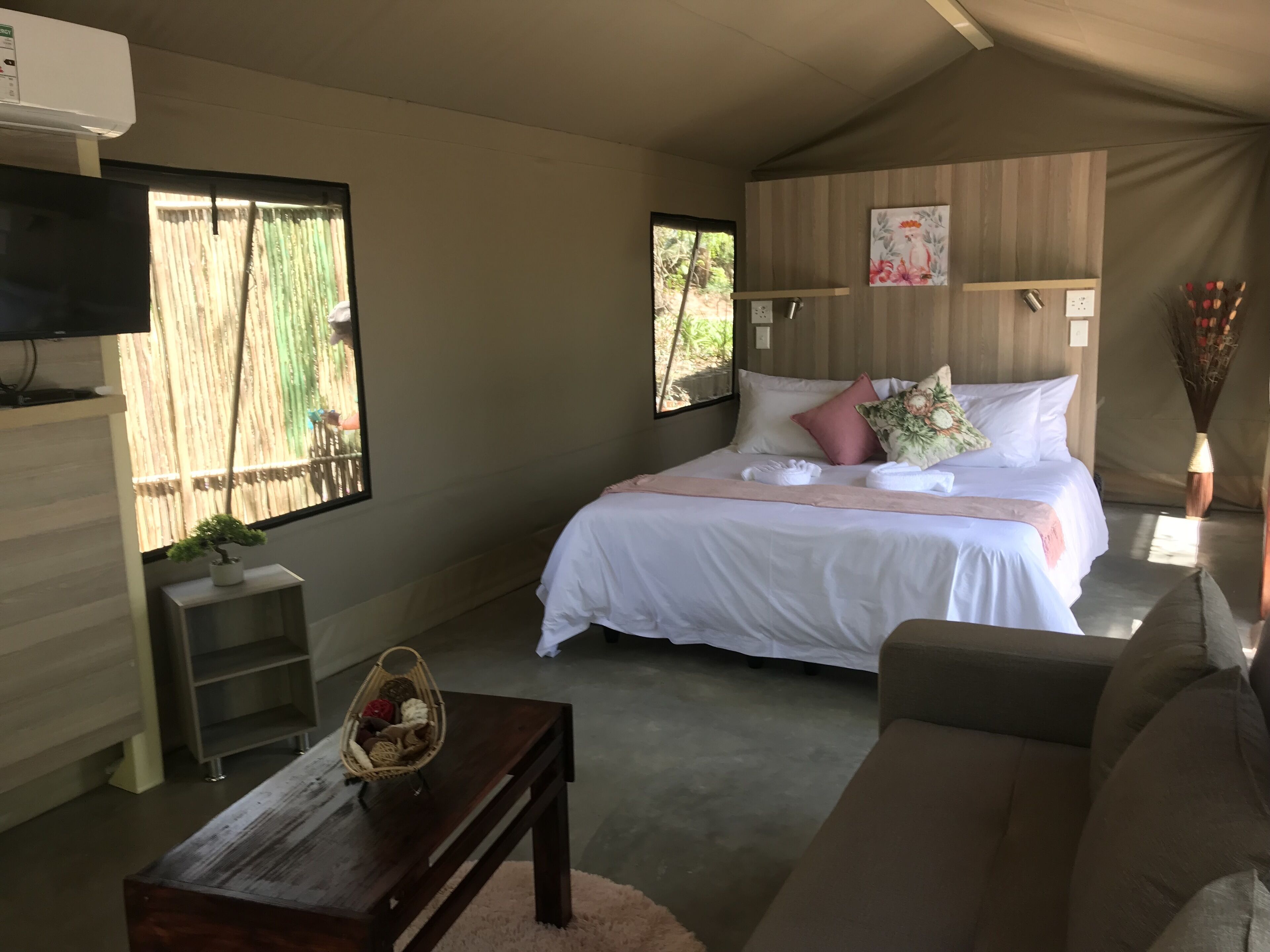 خيمة فاخرة (2) | أغطية فراش متميزة وأسرّة بطبقة علوية مريحة وخزنة داخل الغرفة