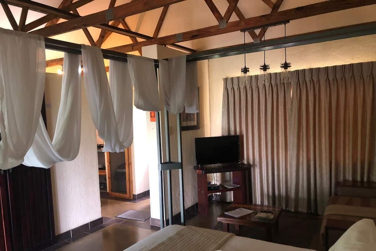Honeymoon Chalet (Love Bird)