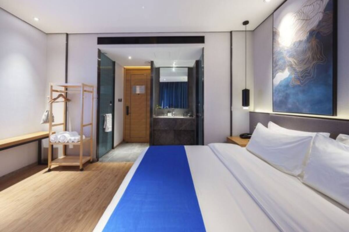 Grand Double Room (Mainland China Citizens Only) | Desk, blackout curtains, free WiFi, bed sheets