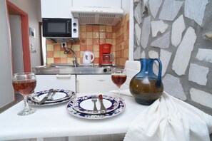 Geladeira, micro-ondas, cooktop, cafeteira/chaleira