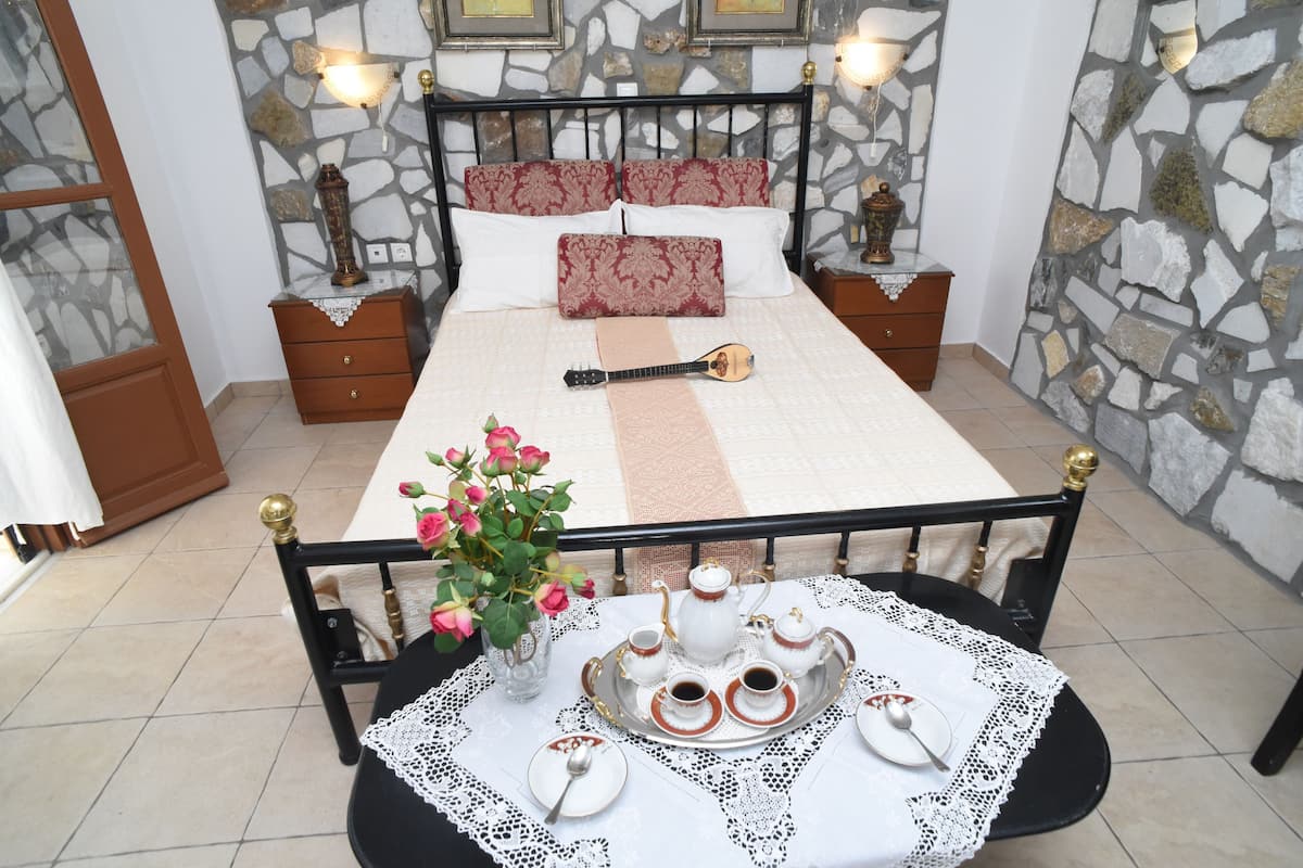 Studio (House of Hyperion) | In-room safe, soundproofing, iron/ironing board, WiFi (free)