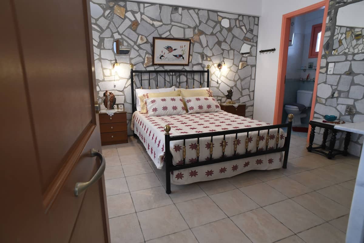 Studio (Home of Aeolus) | In-room safe, soundproofing, iron/ironing board, WiFi (free)