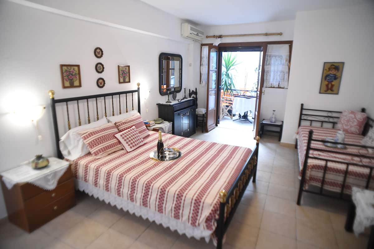 Studio (Atlas) | In-room safe, soundproofing, iron/ironing board, WiFi (free)