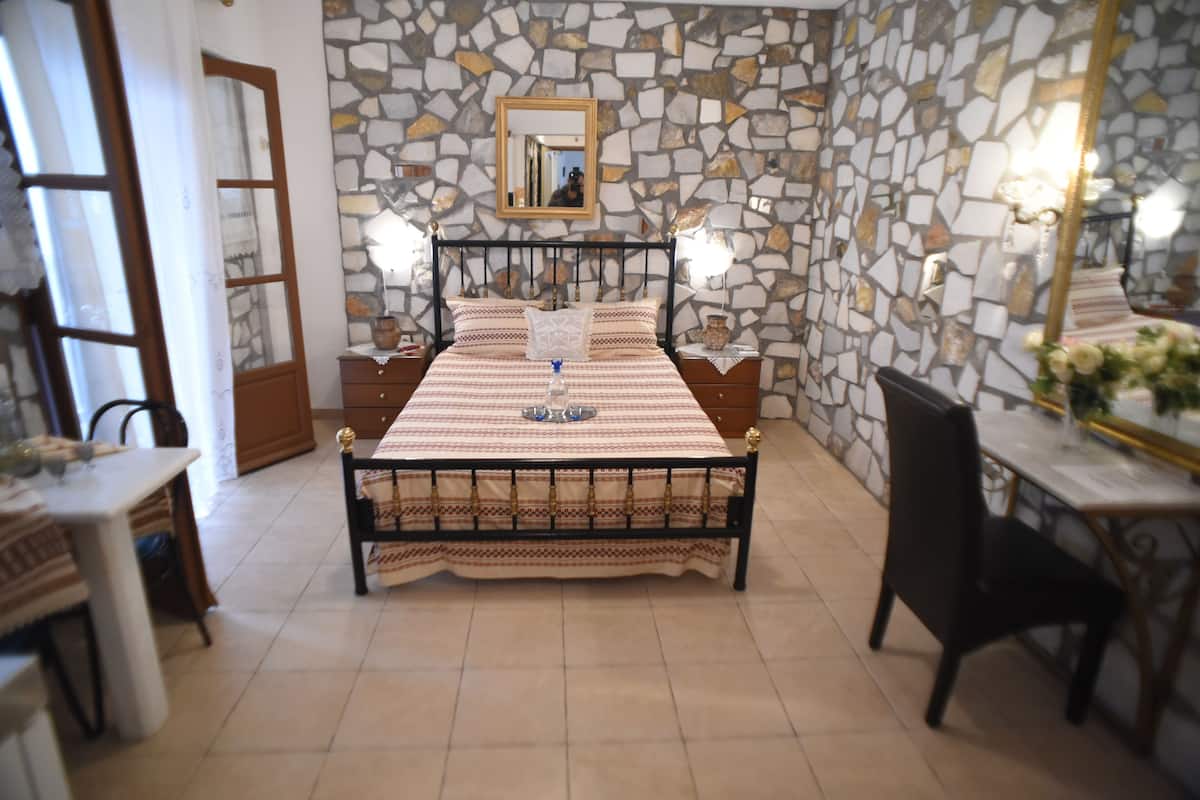 Studio (Palace of Poseidon) | In-room safe, soundproofing, iron/ironing board, WiFi (free)