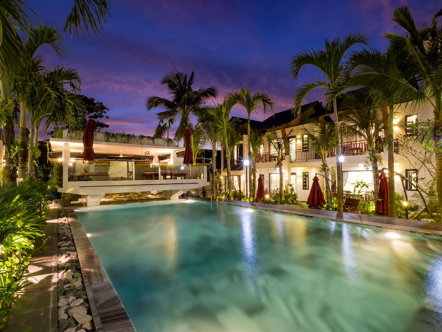 Piscina externa, funciona das 7h às 23h, guarda-sóis