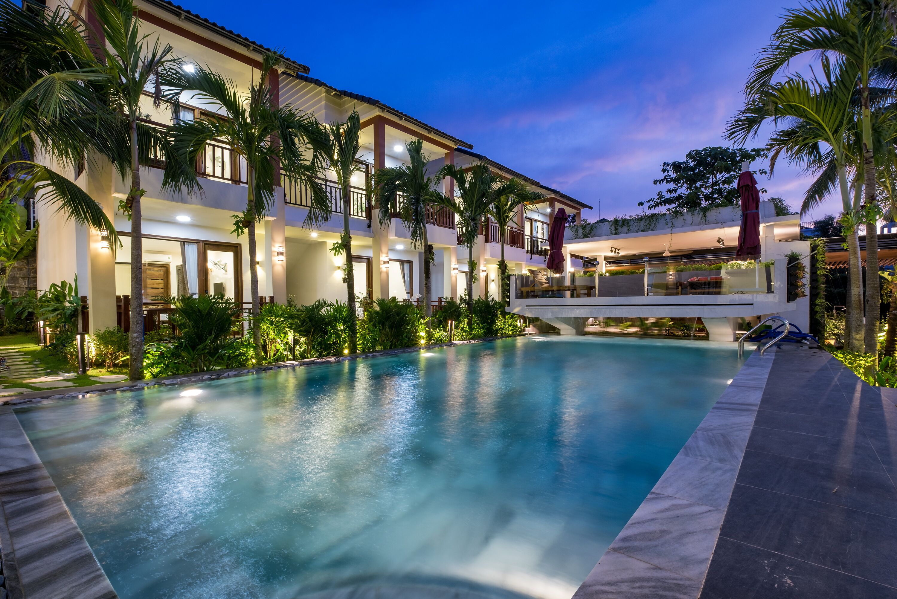 outdoor pool, open 7:00 am to 11:00 pm, pool umbrellas