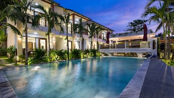 Alberca al aire libre y sombrillas en la alberca