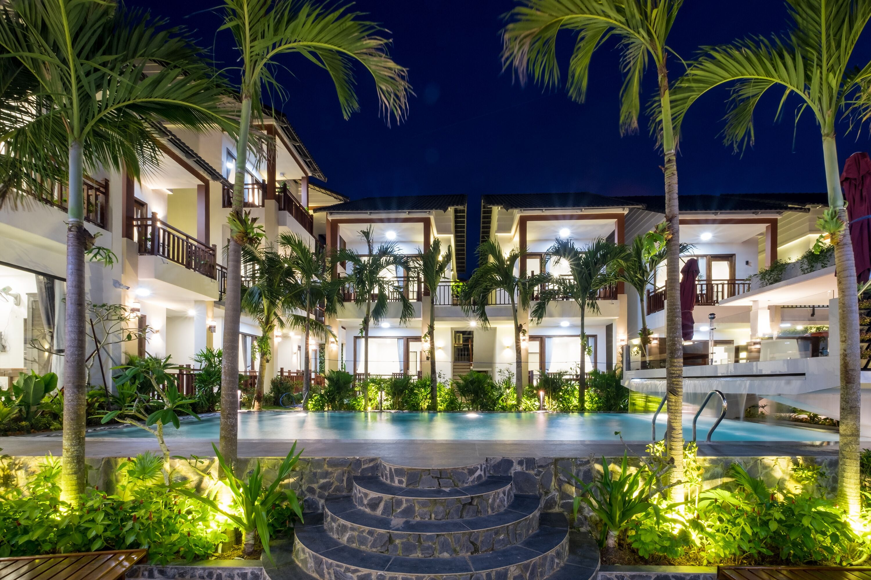 outdoor pool, open 7:00 am to 11:00 pm, pool umbrellas