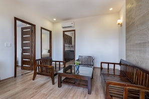 Familiesuite | Oppholdsrom | En 32-tommers LED-TV med kabel-kanaler samt TV