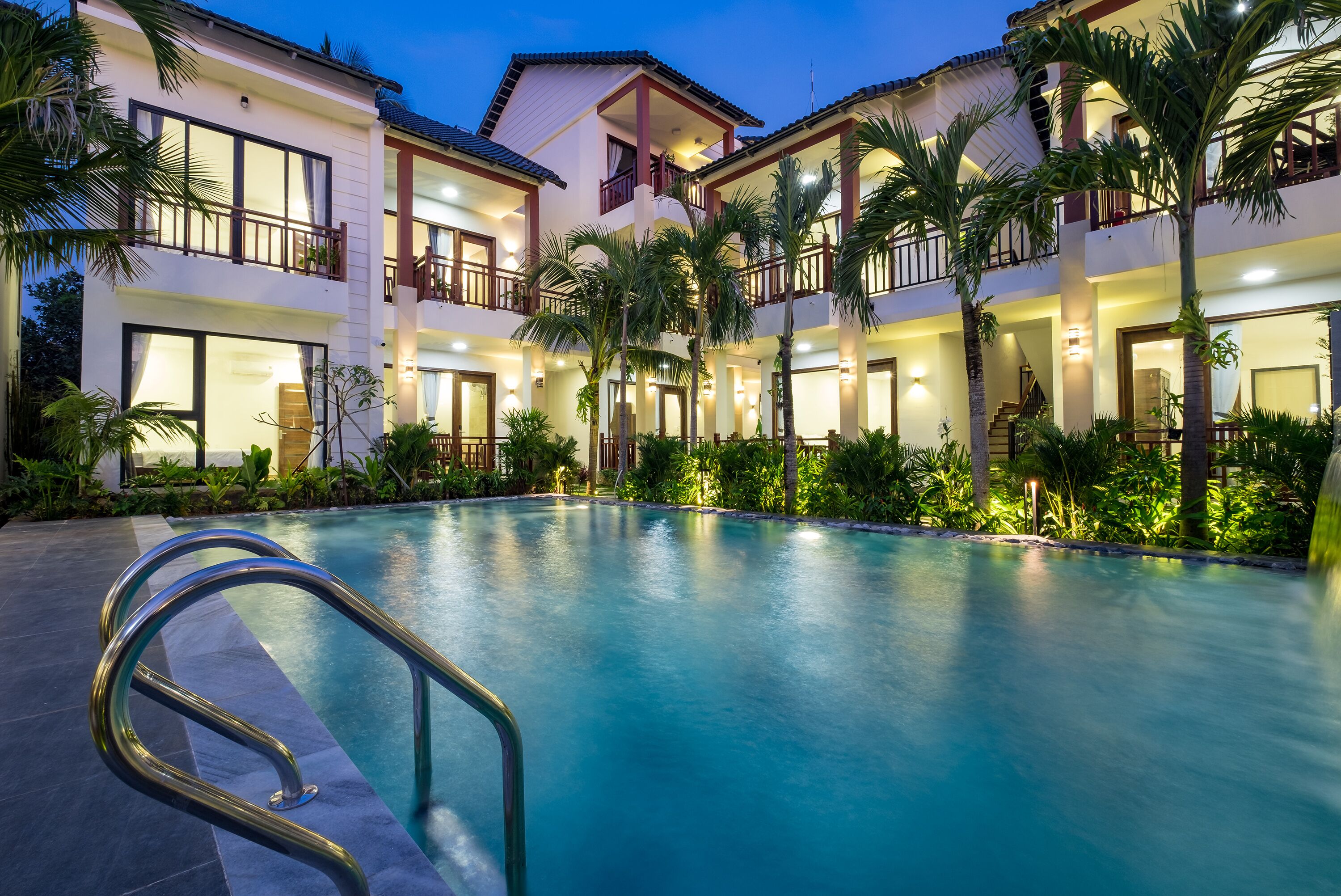 outdoor pool, open 7:00 am to 11:00 pm, pool umbrellas