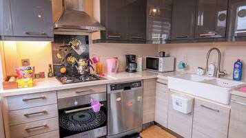 Exclusive Apartment, 2 Bedrooms, City View | Private kitchen | Fridge, microwave, oven, stovetop