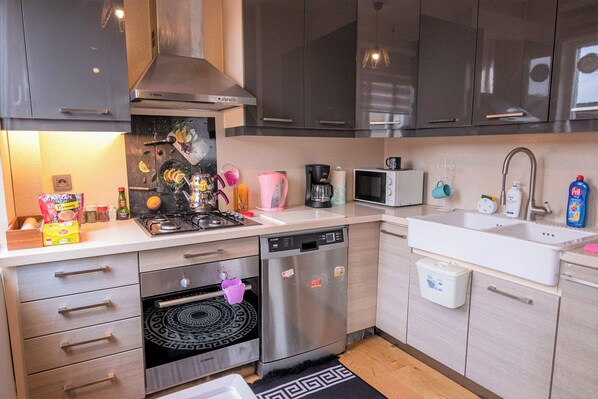 Exclusive Apartment, 2 Bedrooms, City View | Private kitchen | Fridge, microwave, oven, stovetop