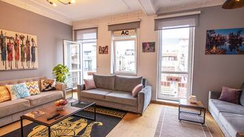 Exclusive Apartment, 2 Bedrooms, City View | Living room | 155-cm LED TV with cable channels, TV, Netflix