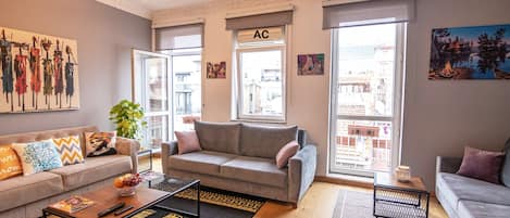 Apartamento exclusivo, 2 habitaciones, vistas a la ciudad | Sala de estar | Una televisión LED, Netflix, juguetes, películas de estreno