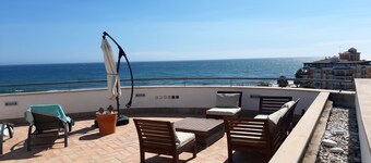 Attic apartment with its own roof terrace and sea layer