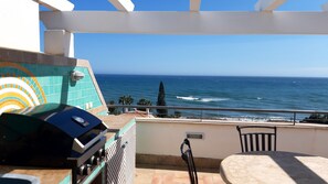 Outdoor dining - Attic apartment with its own roof terrace and sea layer (El Peñoncillo)