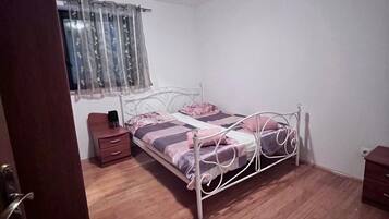3 bedrooms, iron/ironing board, WiFi, bed sheets