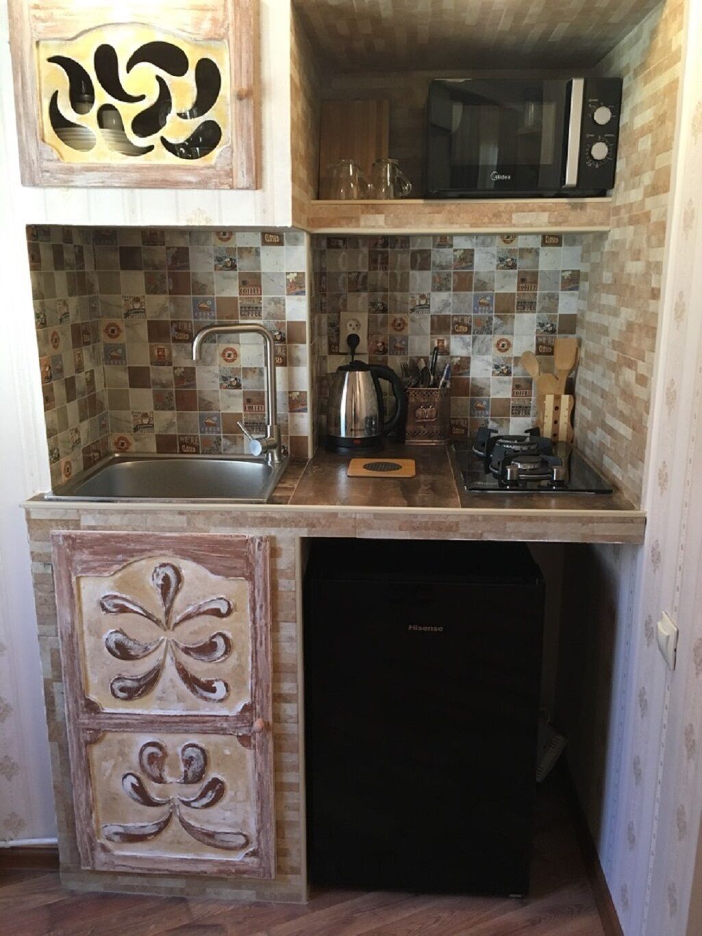 Frigorifero, microonde, piano cottura, bollitore elettrico