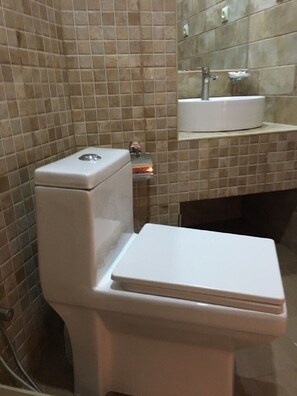 Haartrockner, Hausschuhe, Handtücher, Seife