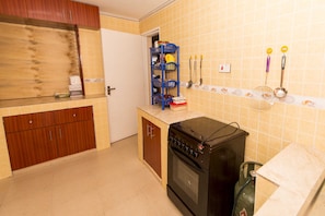Fridge, oven, stovetop, cookware/dishes/utensils