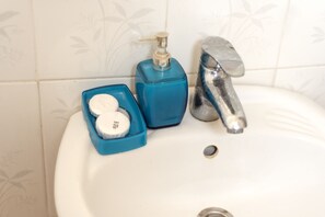 Combined shower/bathtub, towels, soap, toilet paper