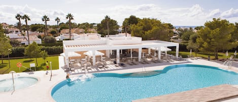 Outdoor pool, pool umbrellas, sun loungers