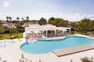 Piscina externa, guarda-sóis, espreguiçadeiras