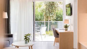 1 habitación, caja de seguridad en la habitación y muebles diferentes