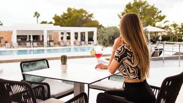 2 bars/lounges, 2 beach bars, poolside bar