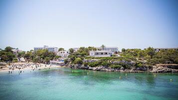 Beach nearby, white sand, scuba diving, 2 beach bars