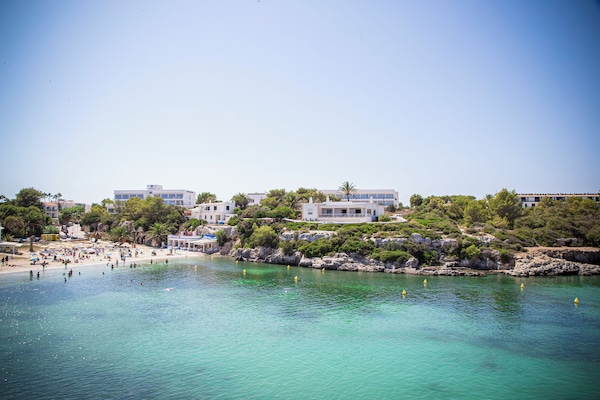 Beach nearby, white sand, scuba diving, 2 beach bars