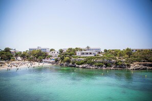 Beach nearby, white sand, scuba diving, 2 beach bars