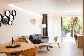 Cofres nos quartos, individualmente mobiliados, escrivaninha