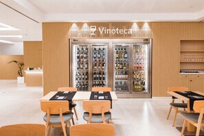 2 restaurantes: opção de café da manhã, almoço e jantar
