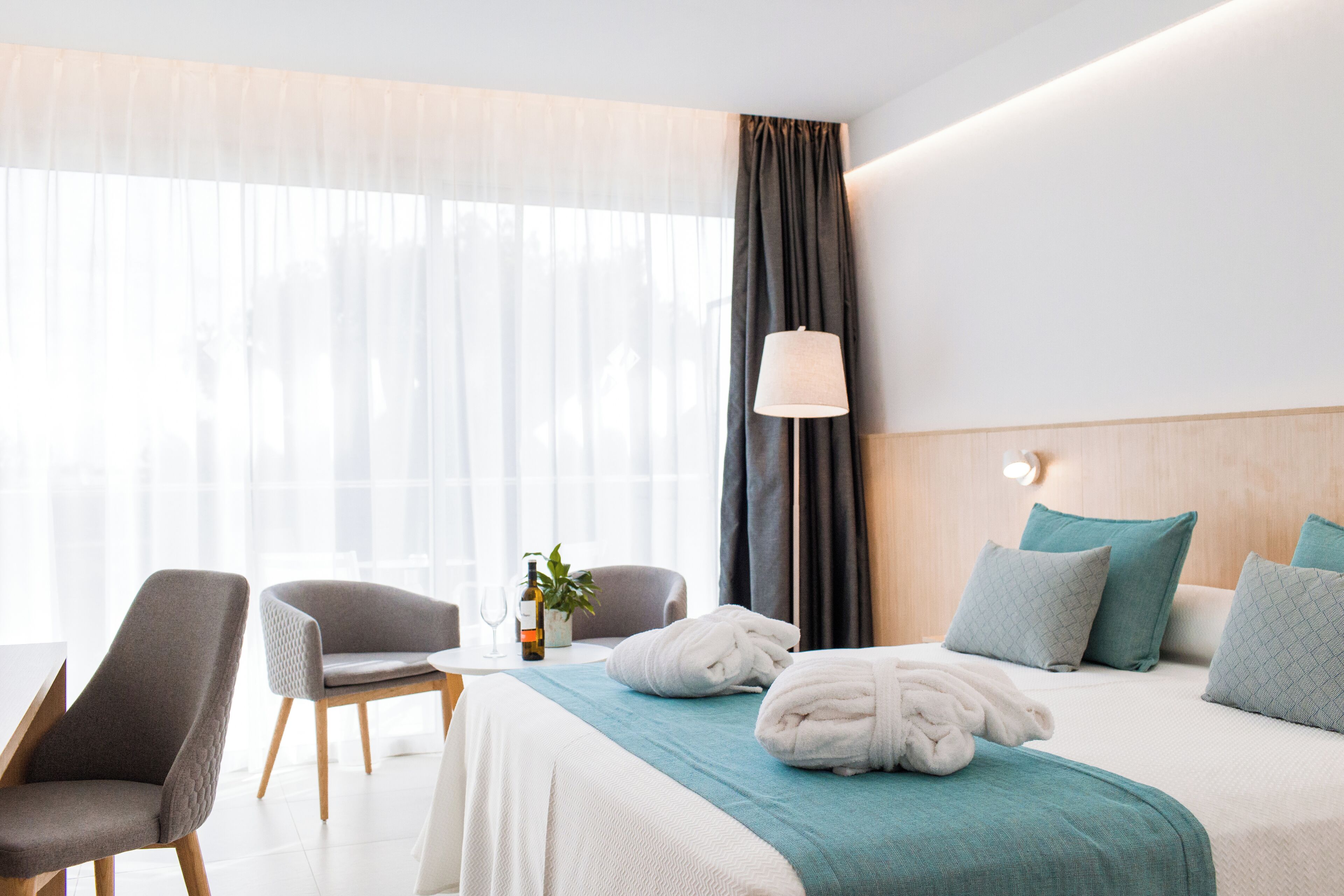 Een kluis op de kamer, individueel gemeubileerd, een bureau