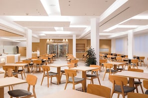 2 restaurants, breakfast served