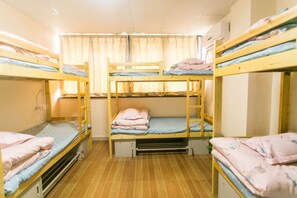 Bed in 6 -Bed Male Dormitory Room with shared bathroom