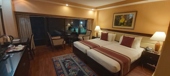 Cortinas blackout, wifi gratis y ropa de cama