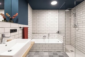 Appartement Luxe (L) | Salle de bain | Douche, sèche-cheveux, serviettes fournies, papier toilette