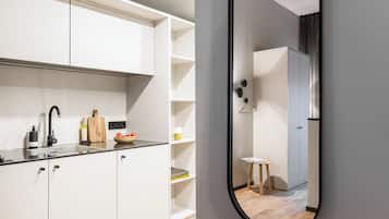 Safe på rommet, skrivebord, lydisolert og strykejern/-brett