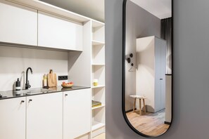 In-room safe, desk, soundproofing, iron/ironing board - ipartment Frankfurt Airport (Frankfurt)